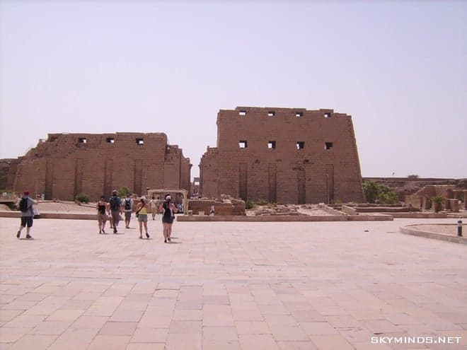 Louxor : temple de Karnac, musée du papyrus, bords du Nil, mine d'albâtre, Vallée des Rois et temple de Medinet Habu photo 29