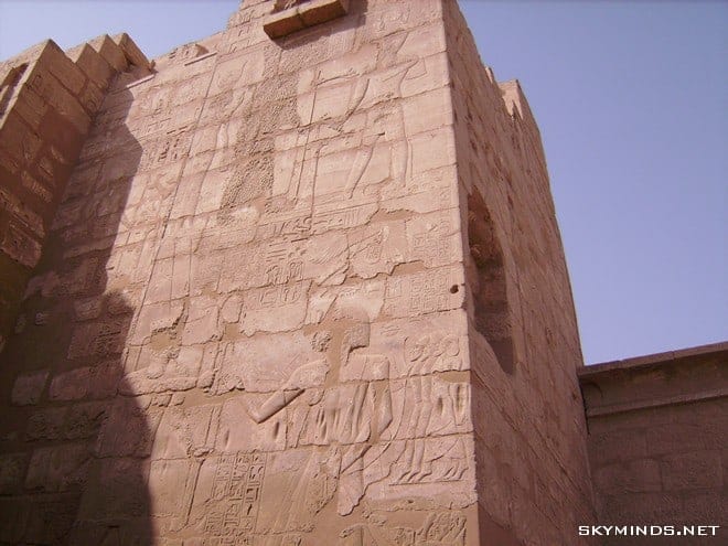 Louxor : temple de Karnac, musée du papyrus, bords du Nil, mine d'albâtre, Vallée des Rois et temple de Medinet Habu photo 6