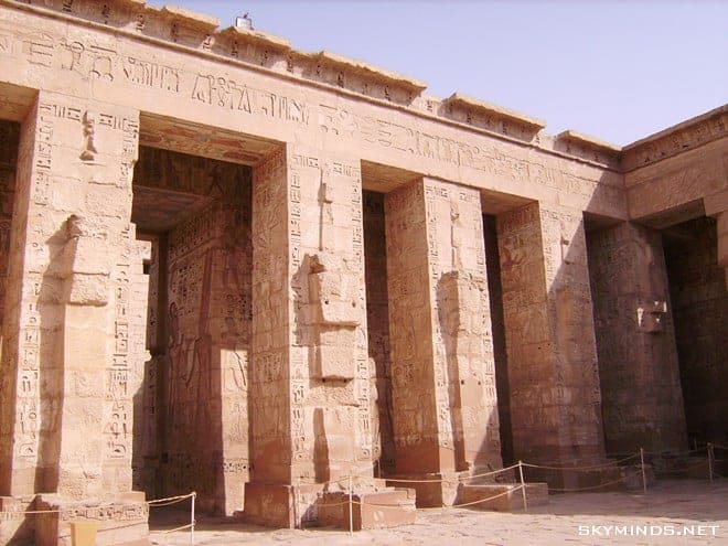 Louxor : temple de Karnac, musée du papyrus, bords du Nil, mine d'albâtre, Vallée des Rois et temple de Medinet Habu photo 2