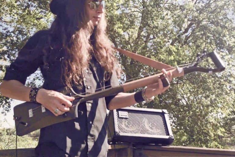 Justin Johnson – Crankin’ Up the 3-String Spade Guitar Justin Johnson - Crankin' Up the 3-String Spade Guitar photo