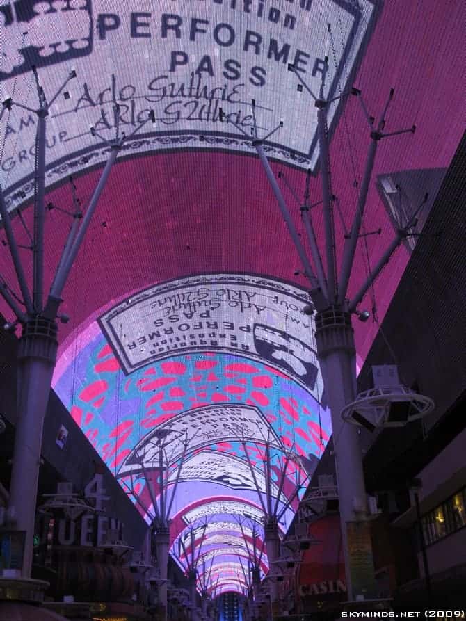 Las Vegas : the Fremont Street Experience - Summer of 69 photo 1
